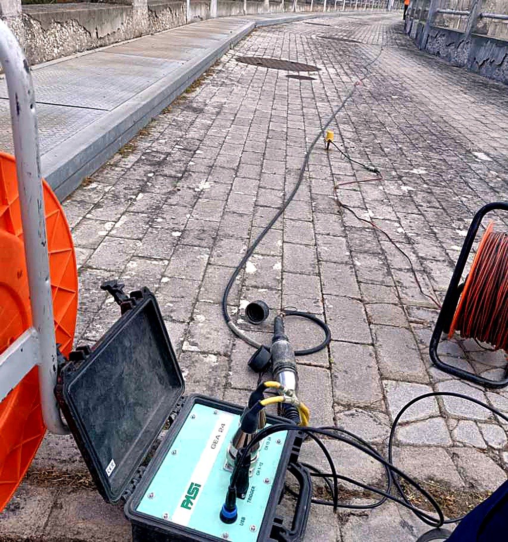 The seismograph set up on the paved crest of the dam