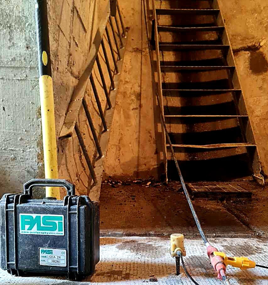 The seismograph and its cable inside the tunnel of the dam